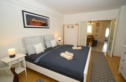 Sumeg Apartment | Vadrózsa apartman