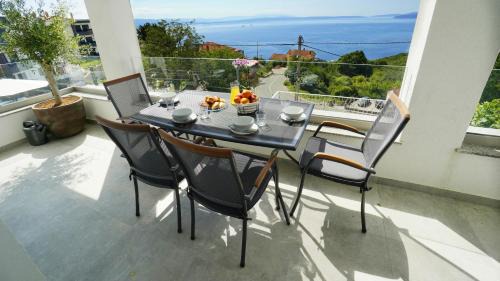 Bregi Apartment | Val Apartment - Four Seasons Escape with sea view and swimming pool