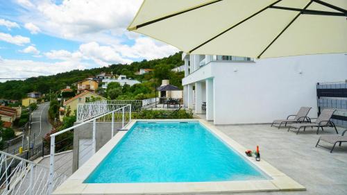 Bregi Apartment | Val Apartment - Four Seasons Escape with sea view and swimming pool
