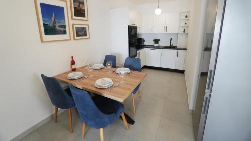 Bregi Apartment | Val Apartment - Four Seasons Escape with sea view and swimming pool