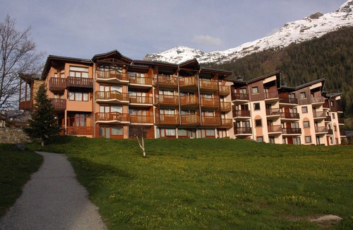 Lanslevillard Apartment | Val Cenis Le Haut: Cozy Studio for 3 near Slopes & Amenities, Ski Locker Included