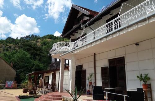 Pecs Bed & Breakfast | Valcsics Villa Panzió
