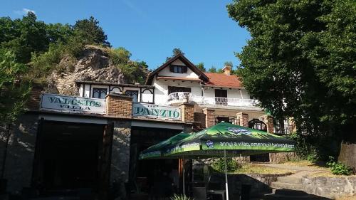 Pecs Bed & Breakfast | Valcsics Villa Panzió