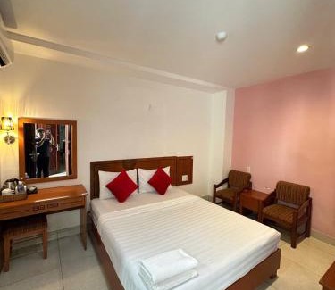 Downtown Ho Chi Minh City Hotel | Valen Hotel - Bui Vien Street