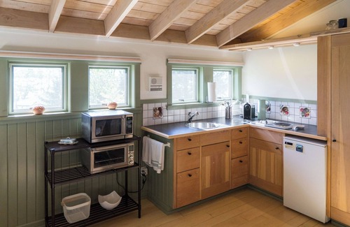 Salt Spring Island Cottage | Valhalla Cabins - The Loft (Oceanfront w/Hot Tub)nn