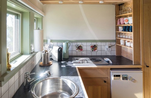 Salt Spring Island Cottage | Valhalla Cabins - The Loft (Oceanfront w/Hot Tub)nn