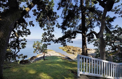 Salt Spring Island Cottage | Valhalla Cabins - The Loft (Oceanfront w/Hot Tub)nn