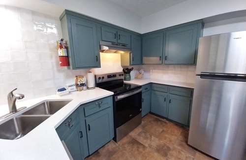 Red River House | Valley Condo 101 - Creekside - End Unit - Wi-Fi - Hot Tub - Fireplace - Washer/D