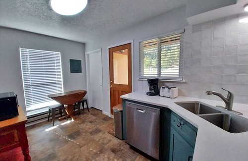 Red River House | Valley Condo 101 - Creekside - End Unit - Wi-Fi - Hot Tub - Fireplace - Washer/D