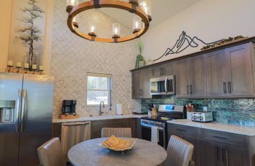 Timberline House | Valley View Resort Cabin #1, 1-Bed, Modern-Luxury with Hot Tub in Canaan Valley, WV