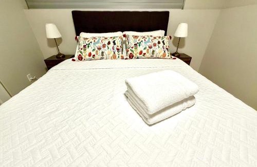 Burnaby Villa | Vancouver Lake City Way Guesthouse 10 min to SkyTrain