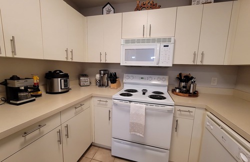 Vanderbilt Beach House | Vanderbilt Gem- Beautiful 3/2/family friendly☆3 Mins to the beach☆Dog friendly
