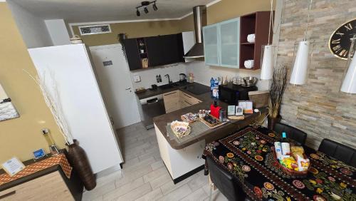 Downtown Apartment | VARESE PRIME - Stylish Apartment, AC, 2 Baths, 2 Covered Parking, Walk to City Centre