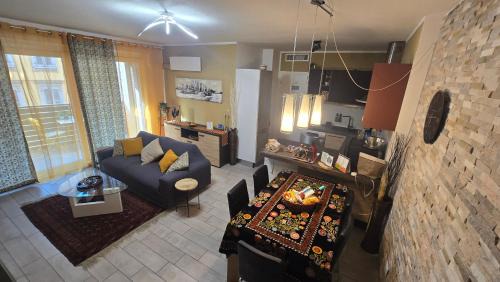 Downtown Apartment | VARESE PRIME - Stylish Apartment, AC, 2 Baths, 2 Covered Parking, Walk to City Centre