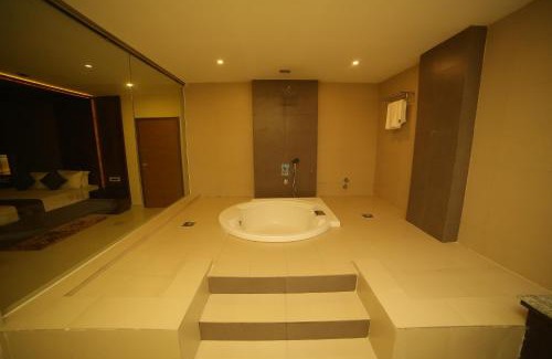 Perintalmanna Hotel | Vavas Inn & Suites