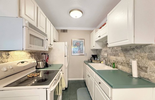 Northeast Virginia Beach Condo | VB Boardwalk Art Show 10/10-10/12 + Jon Pardi 10/4 close to both + Oceanfront!