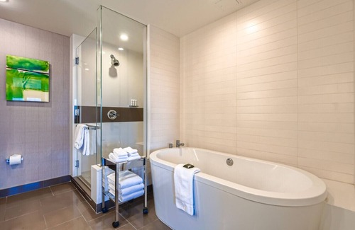 Las Vegas Strip Hotel | VDARA Hotel and Spa - 1 Minute Drive to Strip