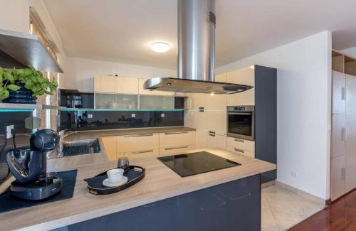 Znjan Apartment | VELEBOS SUPERIOR APARTMENT - spacious luxury four-room apartment on 220 m2 - panoramic view of the sea and islands - prestigious location by the sea to the new city center of Žnjan - top amenities - free garage parking space- BURALUX properties