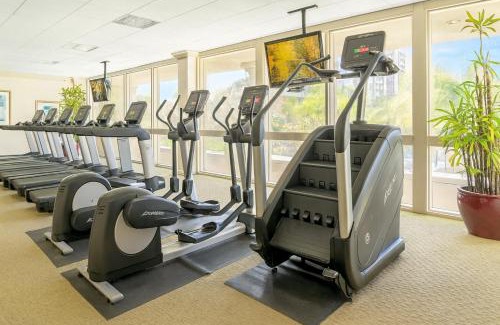 Marina del Rey Apartment | Venice Beach 2BR - 7-Min Walk - Pool, Hot Tub & Gym