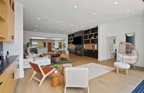 Venice House | Venice Open Designer House w Pool