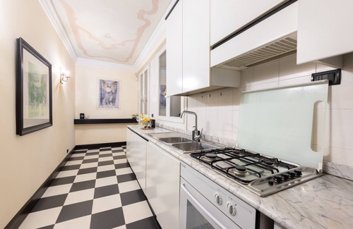 Dorsoduro Apartment | Venice with enchanting canal view - 5 minutes walk from the station