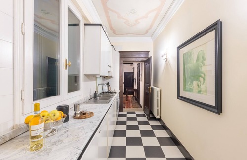 Dorsoduro Apartment | Venice with enchanting canal view - 5 minutes walk from the station