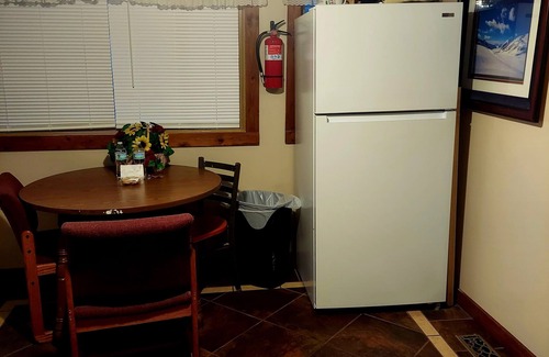 St. Anthony Apartment | Venture Gateway to National Parks, BYUI, Sand Dunes free WIFI sleeps 3