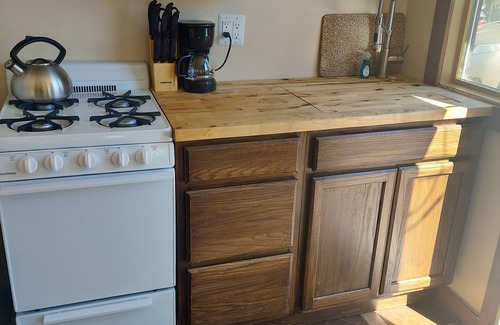 St. Anthony Apartment | Venture Gateway to National Parks, BYUI, Sand Dunes free WIFI sleeps 3