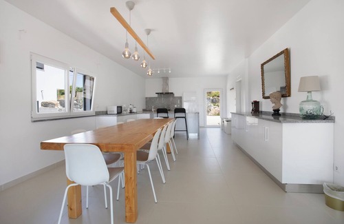 Lourinha Apartment | 'Venus' Room with Mountain View, Shared Pool and Wi-Fi Access