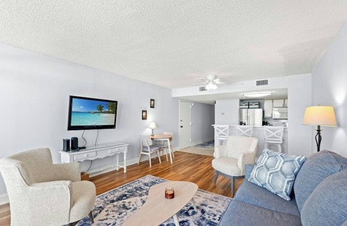 Ocean Drive Apartment | Verandas 402 - Oceanfront with Pool