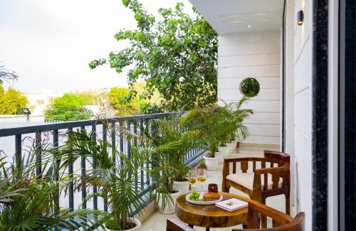 Noida Villa | Versace Farms 5-BHK Farmhouse With Private Pool, Gazebo & Lush Garden
