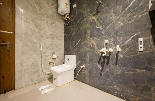 Noida Villa | Versace Farms 5-BHK Farmhouse With Private Pool, Gazebo & Lush Garden