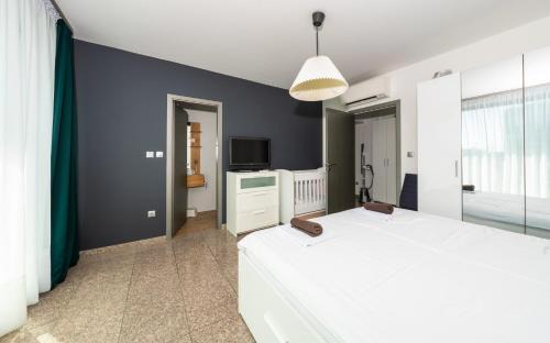 Vitosha District Apartment | Vertigo Modern 2-Bedroom Apartment with Parking & Vitosha View