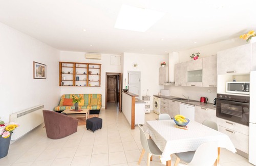 Antibes City Centre Apartment | Very beautiful 3-room terrace, in the heart of the old town, beach and port at 250 m