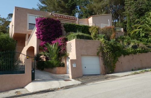 Le Pradet Villa | Very beautiful Provencal villa in a quiet setting, with sea view and outdoor heated swimming pool