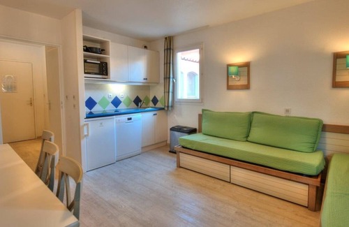 Valescure Apartment | Very nice clean apartment in Saint-Raphaël with a view of a private park