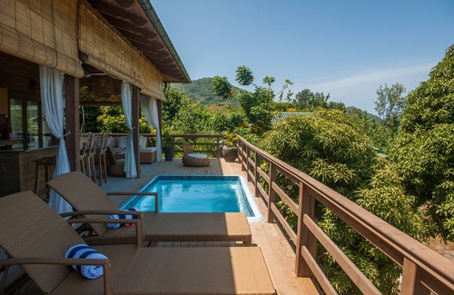 Praslin Island Ski Chalet | Veuve Noire - Private pool + Free Wifi + Outdoor Showers