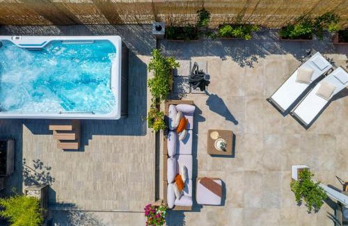 Historic Center Apartment | [Via Indipendenza] – Attico di lusso con Piscina