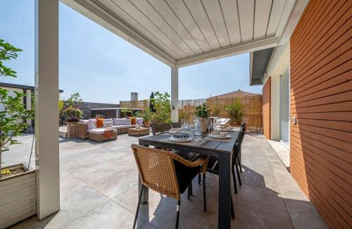 Historic Center Apartment | [Via Indipendenza] – Attico di lusso con Piscina