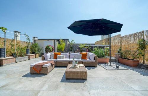 Historic Center Apartment | [Via Indipendenza] – Attico di lusso con Piscina
