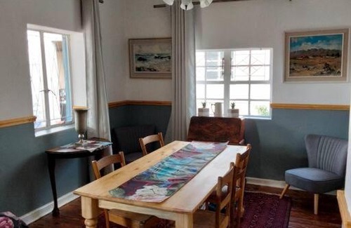 Colesberg House | Via the Grapevine 3 bedroom house private parking