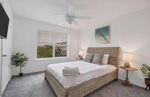 Trailer Estates Apartment | Viagem Peaceful 2BR w Balcony Pool Gym Tennis