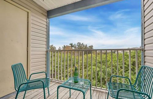 Trailer Estates Apartment | Viagem Peaceful 2BR w Balcony Pool Gym Tennis