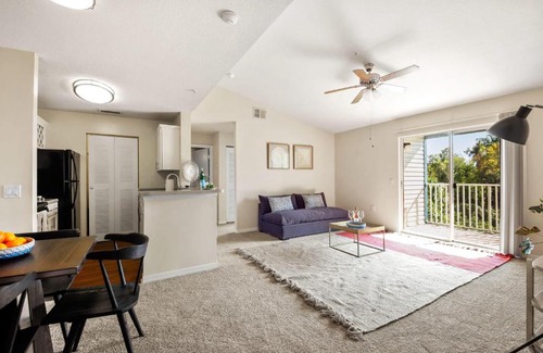 Trailer Estates Apartment | Viagem Quiet 2BR Balcony Pool Gym 4min to IMG