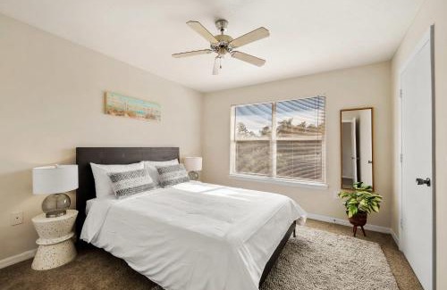 Trailer Estates Apartment | Viagem Quiet 2BR Balcony Pool Gym 4min to IMG