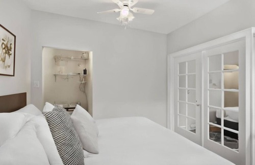Boystown Apartment | Vibrant 2BR and 1BA Apartment Furnished