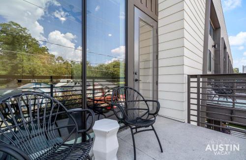 East Cesar Chavez Apartment | Vibrant Austin Studio Balcony plus Parking and Wi-Fi