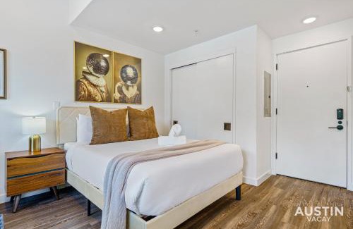 East Cesar Chavez Apartment | Vibrant Austin Studio Balcony plus Parking and Wi-Fi