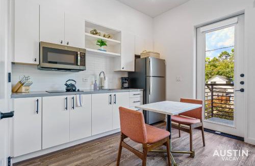 East Cesar Chavez Apartment | Vibrant Austin Studio Balcony plus Parking and Wi-Fi