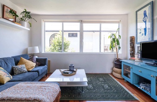 Freshwater Apartment | Vibrant Beachside Retreat: 2BR Unit in Freshwater